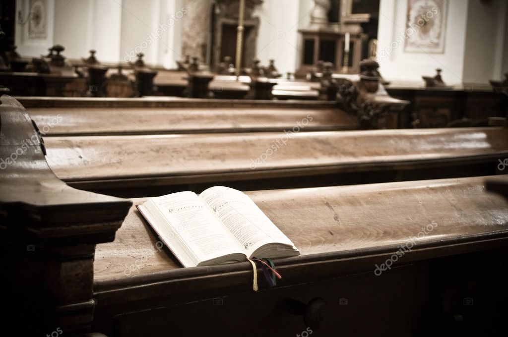 Gottesdienst in einer Kirche mit Gemeinde