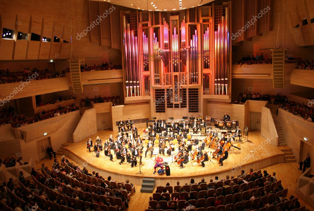 Musikerinnen und Musiker spielen auf einer Bühne