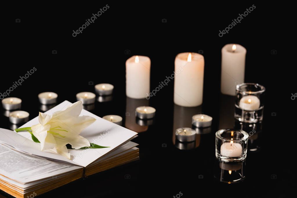 Kerzen in einer Kirche als Zeichen des Gedenkens