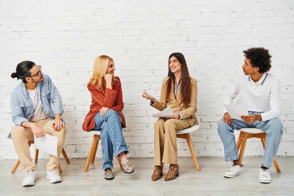 Menschen sitzen bei einem Kulturabend an Tischen und im Gespräch