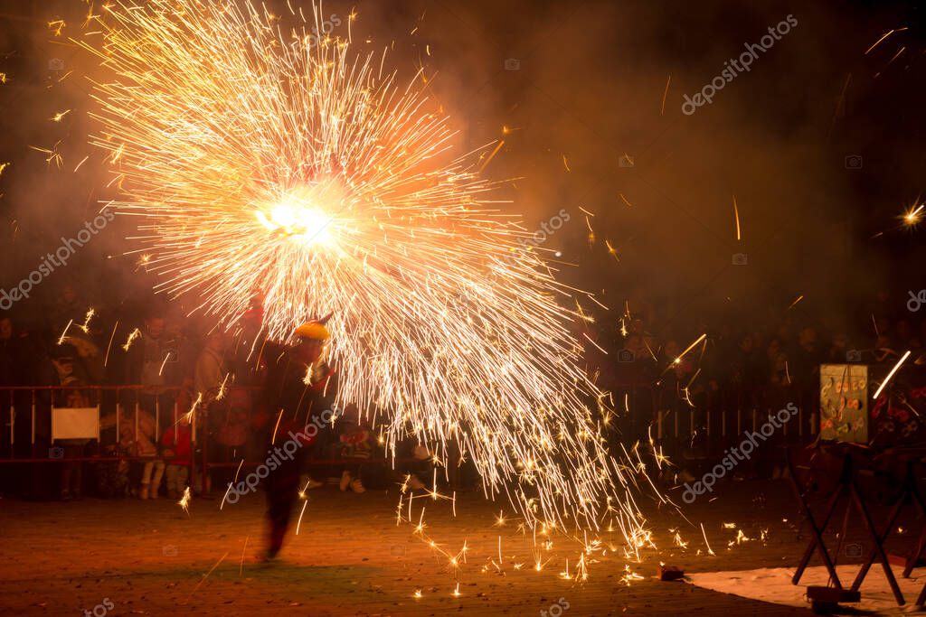 Feuerwerk über einer Stadt bei einem Festwochenende