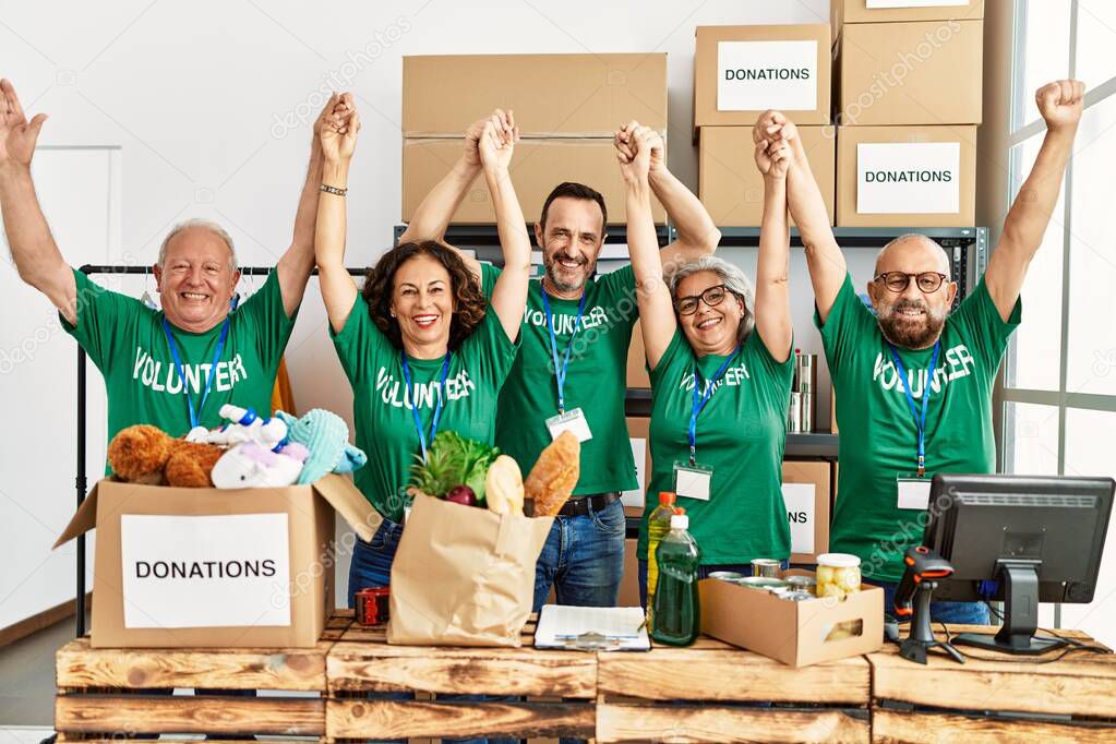 Engagierte Helferinnen und Helfer posieren für ein Gruppenfoto