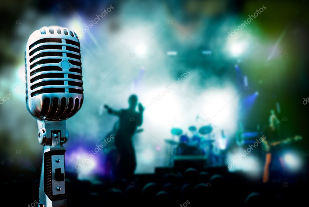 Jubiläumskonzert auf einer Open-Air-Bühne bei Nacht