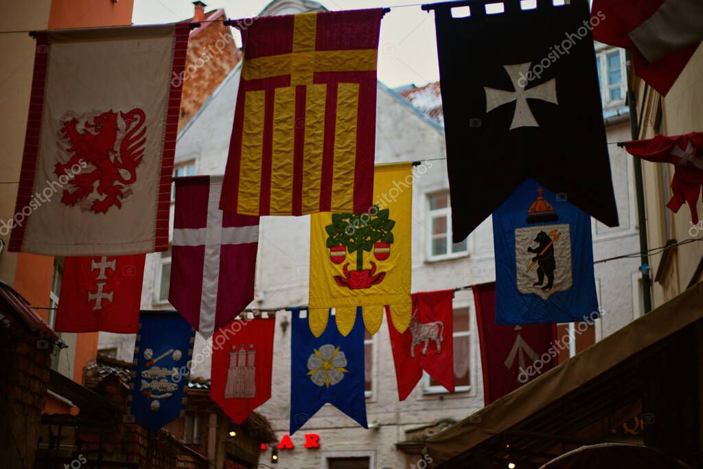 Darsteller in historischen Kostümen spielen eine Szene in einer Altstadt
